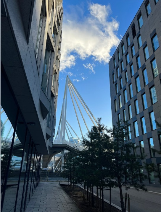 To gangbruer til Bjørvika er rett i nærheten. Sentral beliggenhet og om sommeren kan du raskt ta deg et kveldsbad på Sørenga eller i en av badebryggene i Bjørvika. Om vinteren kan kanskje badstuene friste. 